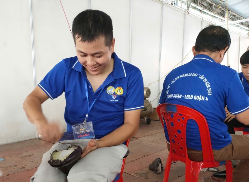 Workers in the shoe making practical exam. Photo: Duc Long