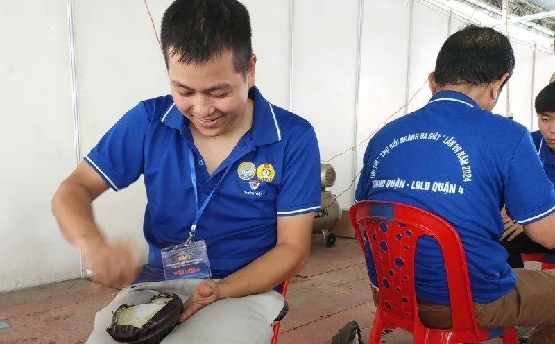 Workers in the shoe making practical exam. Photo: Duc Long