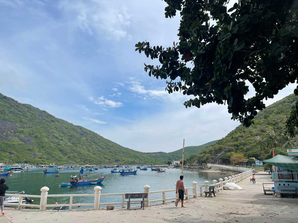 La hon dao xa nhat thanh pho Nha Trang, Bich Dam mang trong minh ve dep thanh binh cua lang bien dac trung. O day da duoc dau tu duong xa, truong hoc khang trang.