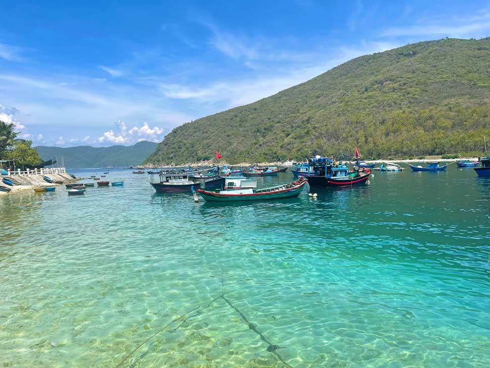 Cach thanh pho Nha Trang hon 8 hai ly (15km), dao Bich Dam duoc thien nhien uu dai voi lan nuoc trong xanh nhu ngoc quanh nam.