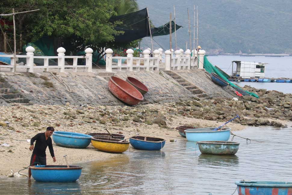 Nguoi dan Bich Dam hang tram nam qua tru ngu o day va sinh song tua vao bien, danh bat hai san.