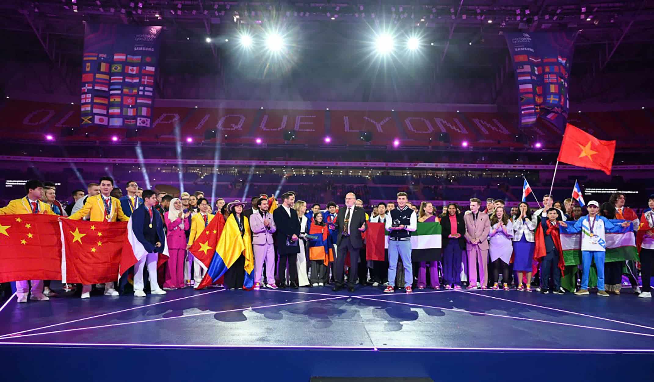 Thí sinh Hồ Chí Nguyên (cầm cờ Việt Nam) cùng các thí sinh. Ảnh: Thu Trang