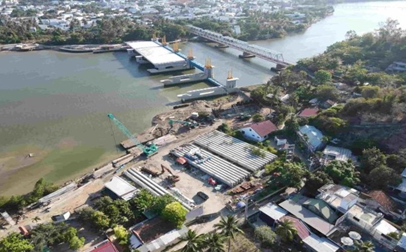 The Nha Trang saltwater intrusion prevention dam project has been behind schedule and is unlikely to reach its completion date in 2024 due to site clearance issues. Photo: Huu Long