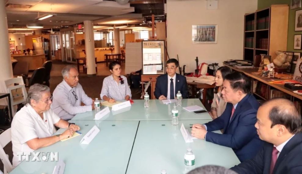 Head of Central Propaganda Nguyen Trong Nghia works with the leadership of the Communist Party USA. Photo: VNA