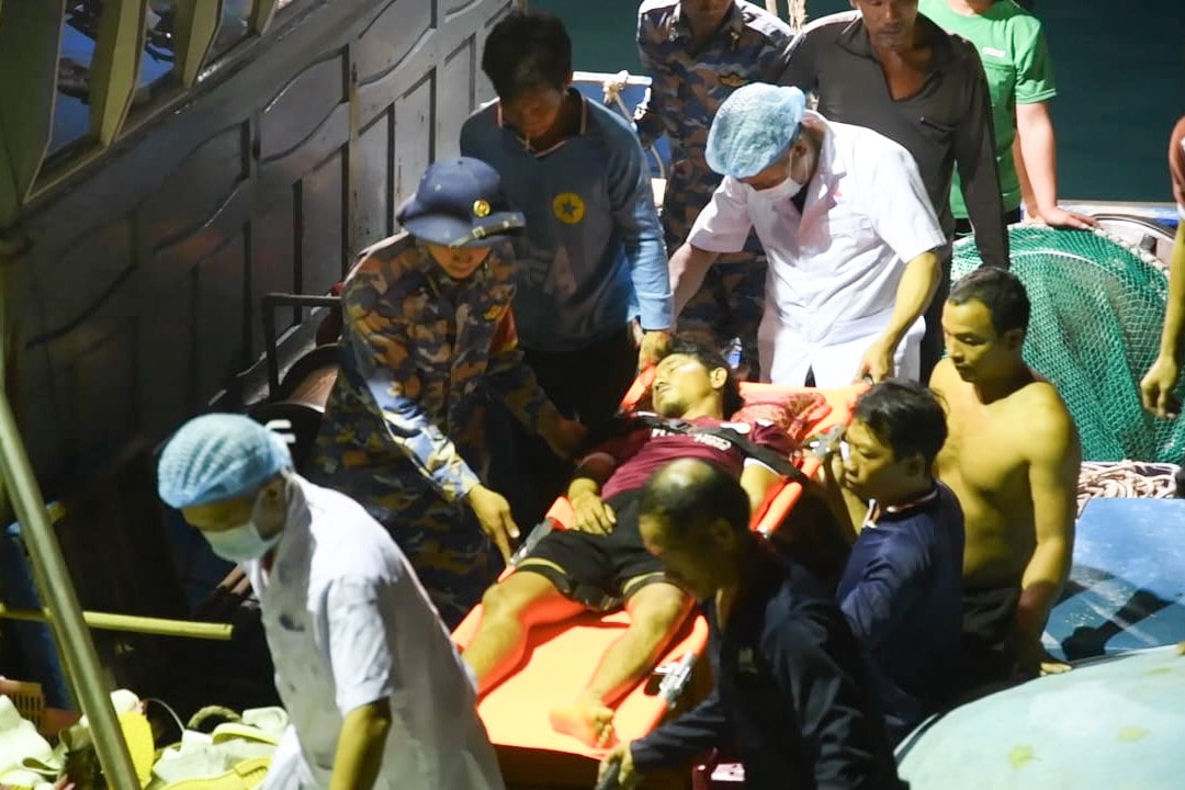 Doctors at Son Ca Island Infirmary transport fishermen in distress to the island for emergency treatment. Photo: Truong Sa