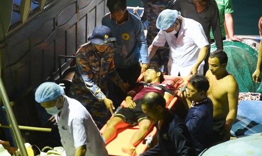 Các bác sĩ tại Bệnh xá đảo Sơn Ca vận chuyển ngư dân gặp nạn vào đảo cấp cứu. Ảnh: Trường Sa