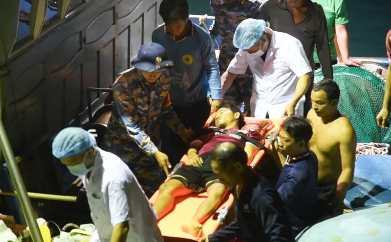 Doctors at Son Ca Island Infirmary transport fishermen in distress to the island for emergency treatment. Photo: Truong Sa