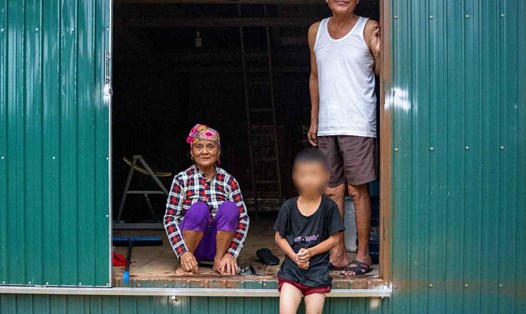 Trong mưa lũ, người dân ở Tân Hóa - làng du lịch tốt nhất thế giới vẫn bình thản vì có nhà phao sẵn sàng. Ảnh: Oxalis Adventure