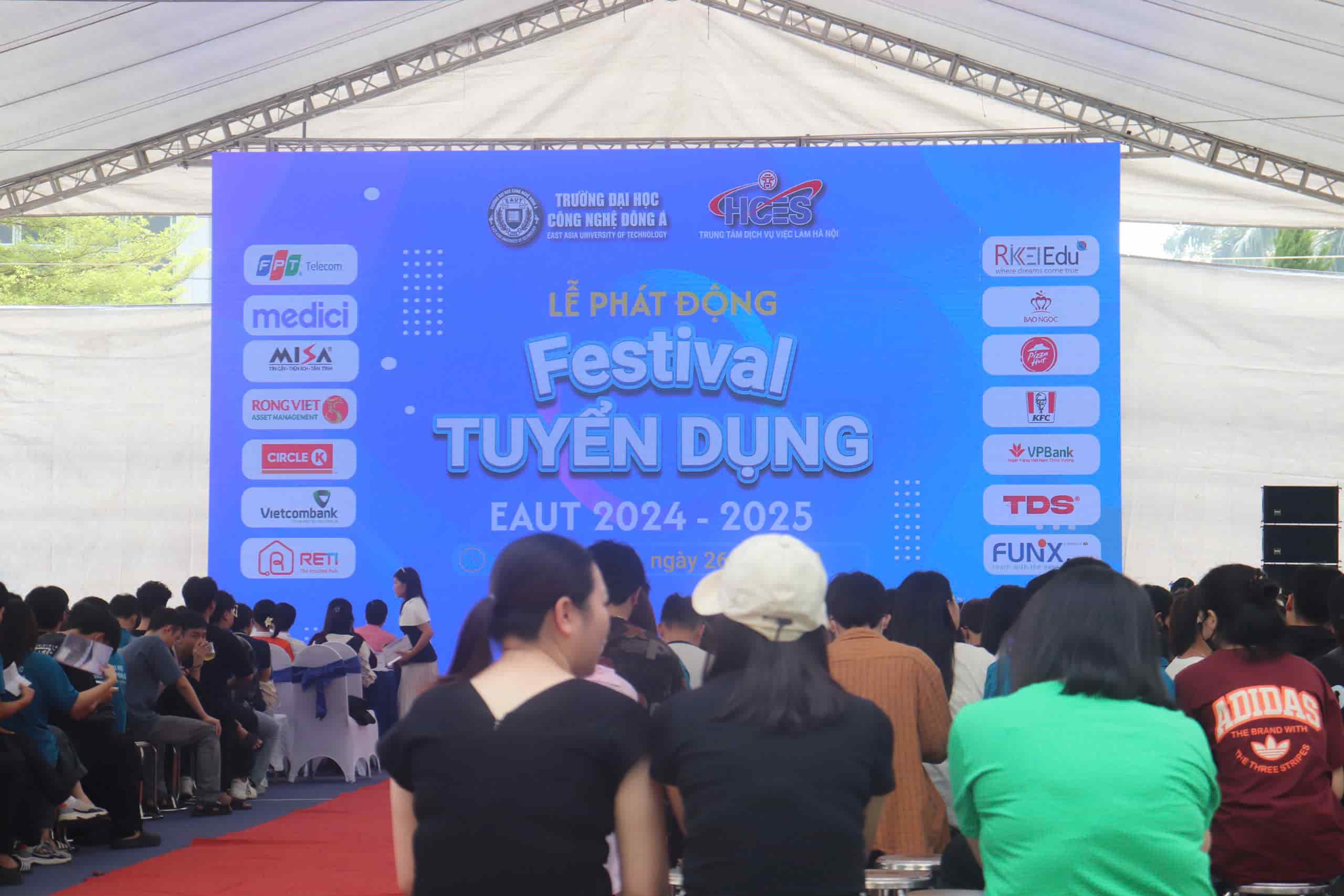 Phiên giao dịch việc làm tại Festival tuyển dụng năm học 2024 - 2025 thu hút đông đảo sinh viên tham gia. Ảnh: Hoài Lan