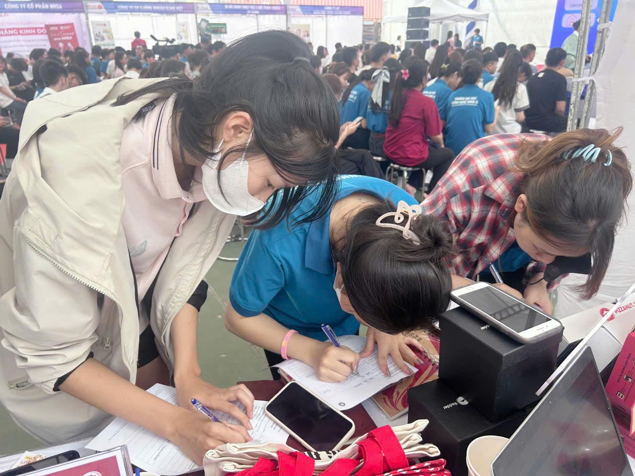 Many young people participate in the Job Fair. Photo: Hoai Lan