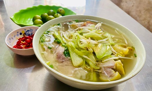 Tô bún dọc mùng nóng hổi, hấp dẫn. Ảnh: Minh Thương