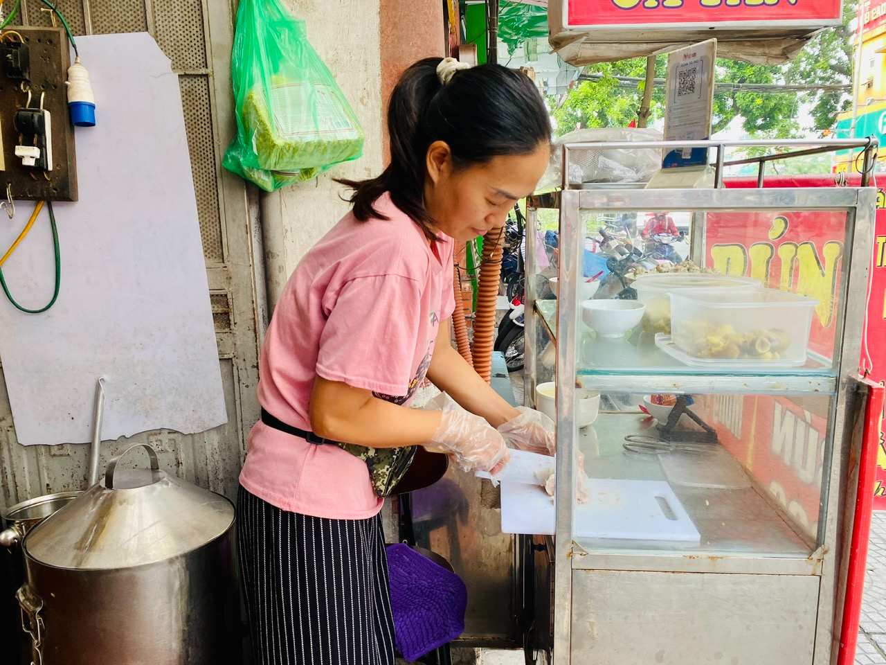 Chị Liên đang làm tô bún dọc mùng cho khách. Ảnh: Minh Thương