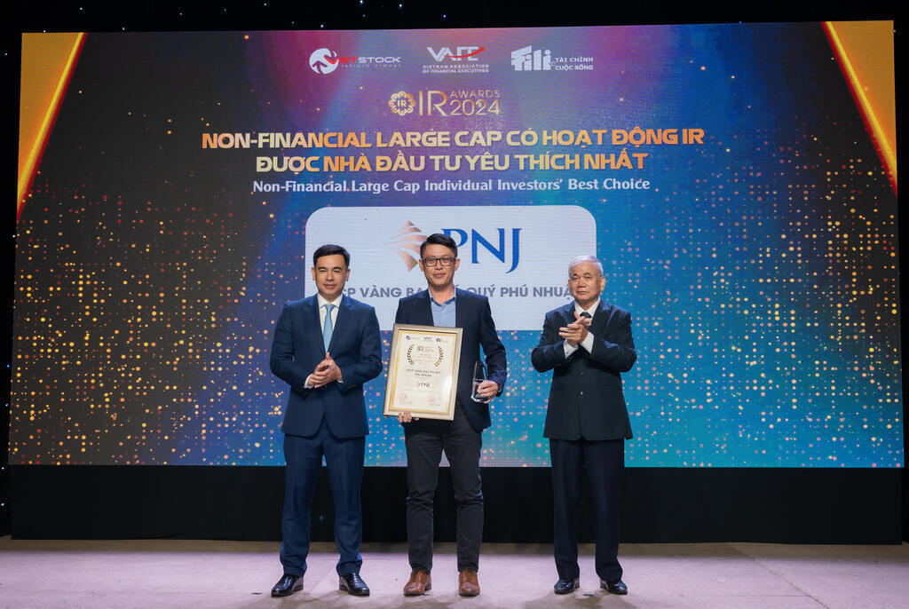 Đại diện PNJ nhận giải Doanh nghiệp niêm yết có hoạt động IR được nhà đầu tư yêu thích nhất 2024. Ảnh: Việt Hùng