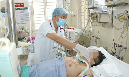 Một bệnh nhân mắc sốt xuất huyết chuyển biến nặng. Ảnh: Lê Hà
