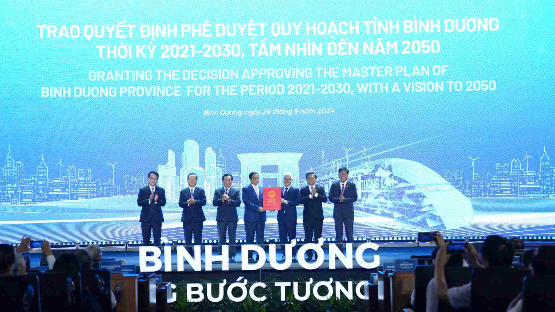 Thủ tướng Chính phủ Phạm Minh Chính trao quyết định phê duyệt quy hoạch tỉnh Bình Dương thời kỳ 2021-2030, tầm nhìn đến năm 2050. Ảnh: Hữu Thuận