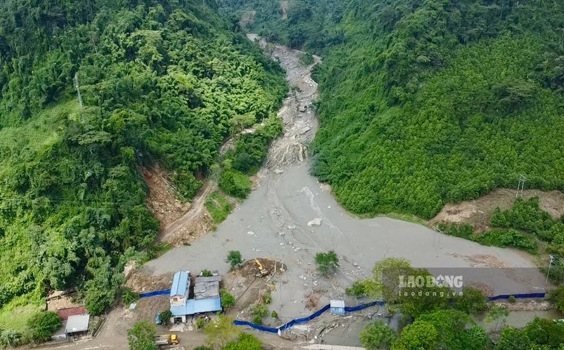 People fear water pollution after the tailings dam collapse in Bac Kan. Photo: Viet Bac