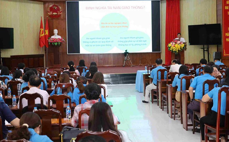 Training conference for Trade Union officials of enterprises in Chau Thanh district. Photo: Bach Duong