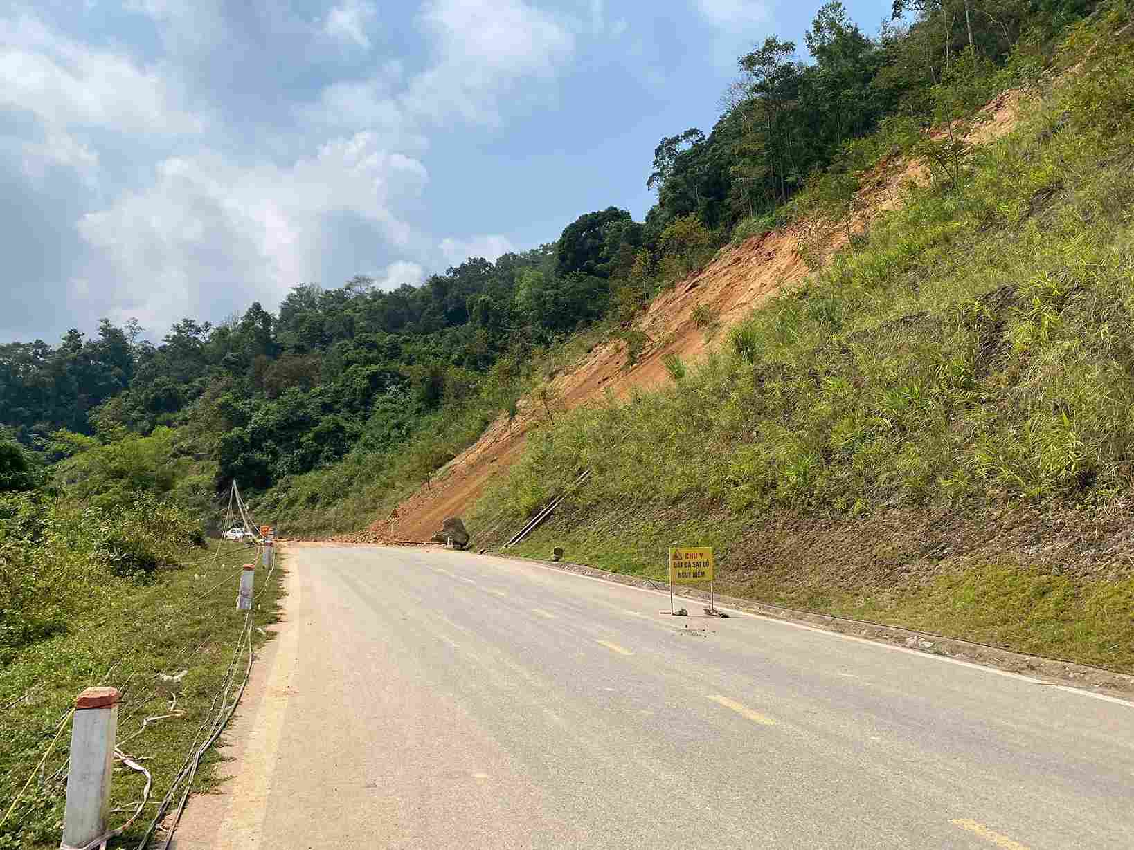 Điểm sạt lở trên Đường tỉnh 216, huyện Hòa An (Cao Bằng). Ảnh: Công an huyện Hòa An.