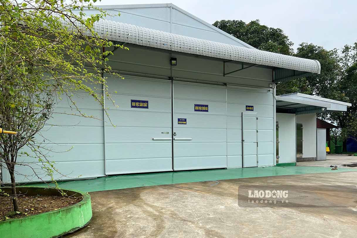 Nhà máy sản xuất sữa Núi Tản Ba Vì cửa đóng then cài sau khi phụ huynh đặt nghi vấn về chất lượng sản phẩm. Ảnh: Nhóm PV