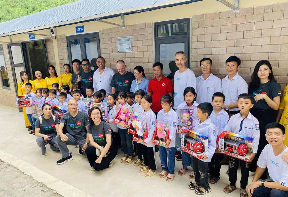 Delegates and representatives of sponsors after the inauguration ceremony, handing over 4 classrooms to poor children in the border district of Nam Po. Photo: Tien Dat