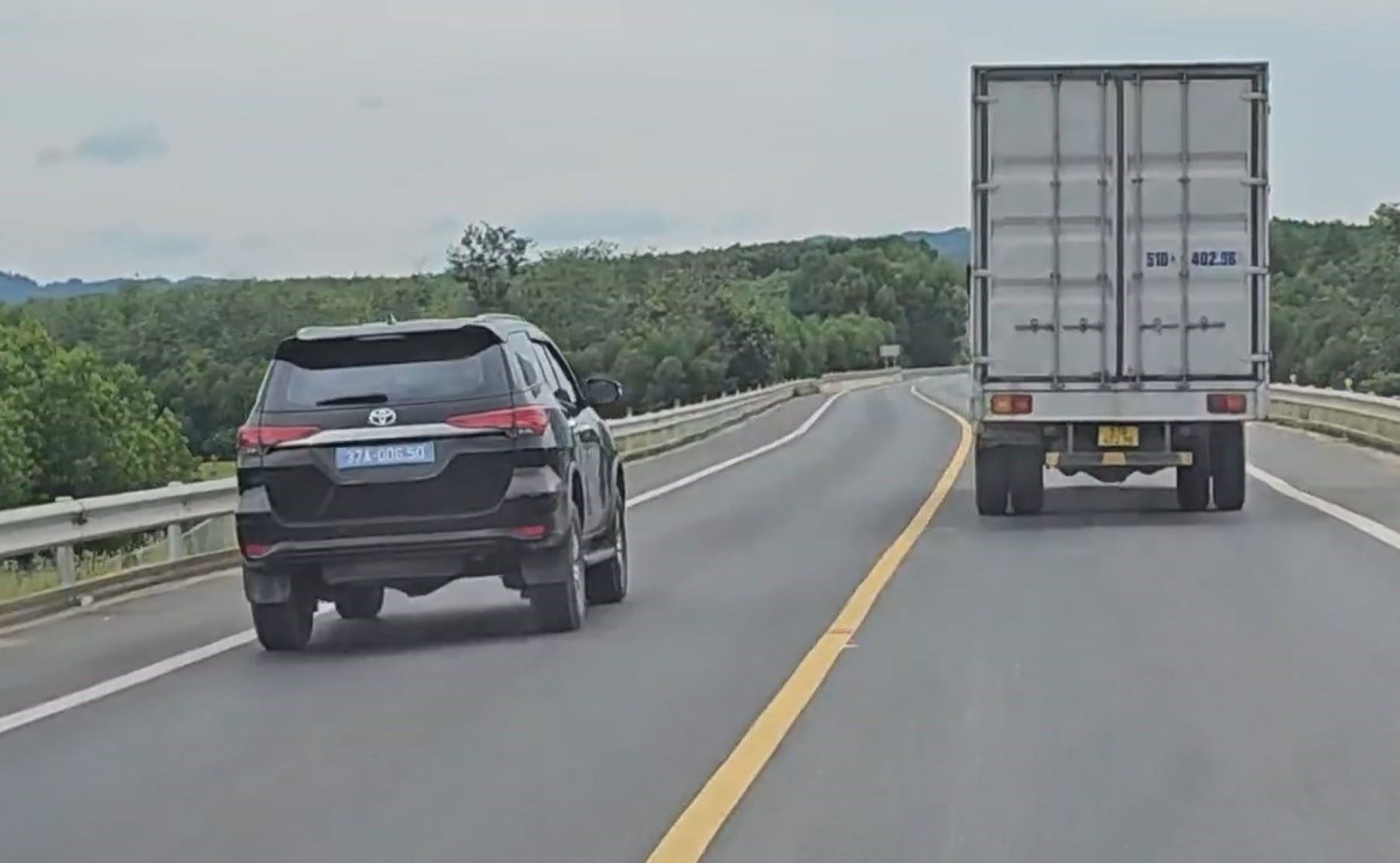 A blue-plate car overtakes a road where overtaking is prohibited. Photo: L.Truong.