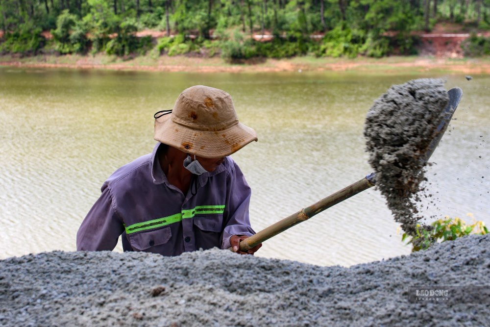  Theo ong Le Nhu Chinh-Giam doc Trung tam Cong vien cay xanh Hue, o giai doan sau, du an se xay dung mot thac rong hinh vom. Chu dau tu dang tien hanh cac thu tuc ho so de trien khai du an theo quy dinh.