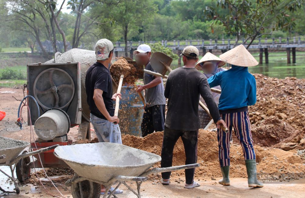  Trong do, tuyen duong di bo va xe dap trong khu cong vien co chieu dai hon 2km, bao quanh bo ho Thuy Tien, rong 4,5-5,5m. Ben canh do, mat duong duoc tham be tong day 20cm, ve sau se lat da granite nham chong tron truot.