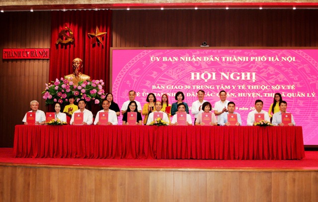 Hanoi city leaders witnessed the signing ceremony of the handover minutes between the Hanoi Department of Health and 30 districts, towns and cities. Of the 8,284 personnel handed over, there were 1,288 doctors. Photo: Anh Lap