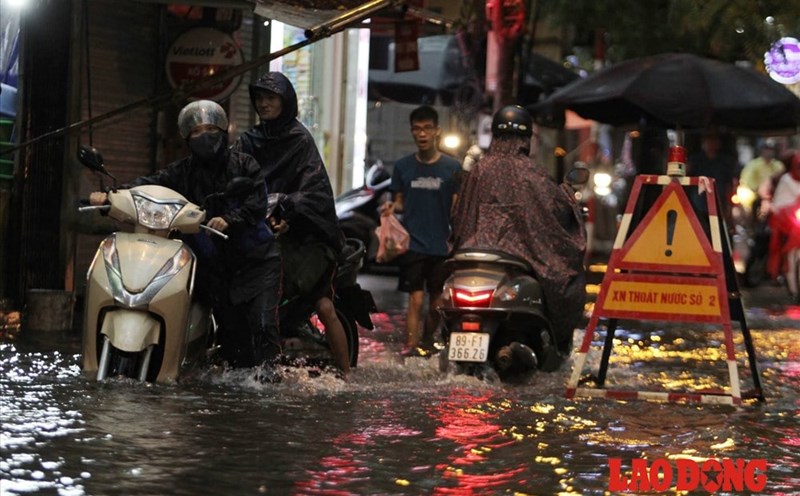Forecast for Hanoi to soon have thunderstorms, warning of localized flooding risk. Photo: To The