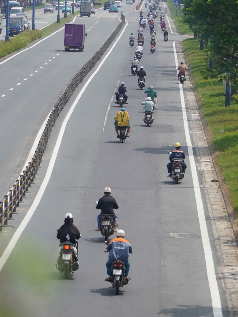 Ong Nguyen Van Y (quan Binh Tan) cho biet, viec do bo dai phan cach tai doan duong tren da phan nao giam tai duoc tinh trang un u, ket xe vao gio cao diem sang.  Duong dep, de di chuyen hon. Giam ket xe vao gio cao diiem. Con mot so doan con dai phan cach, thanh pho nen nghien cuu, pha bo luon de di lai thuan tien hon