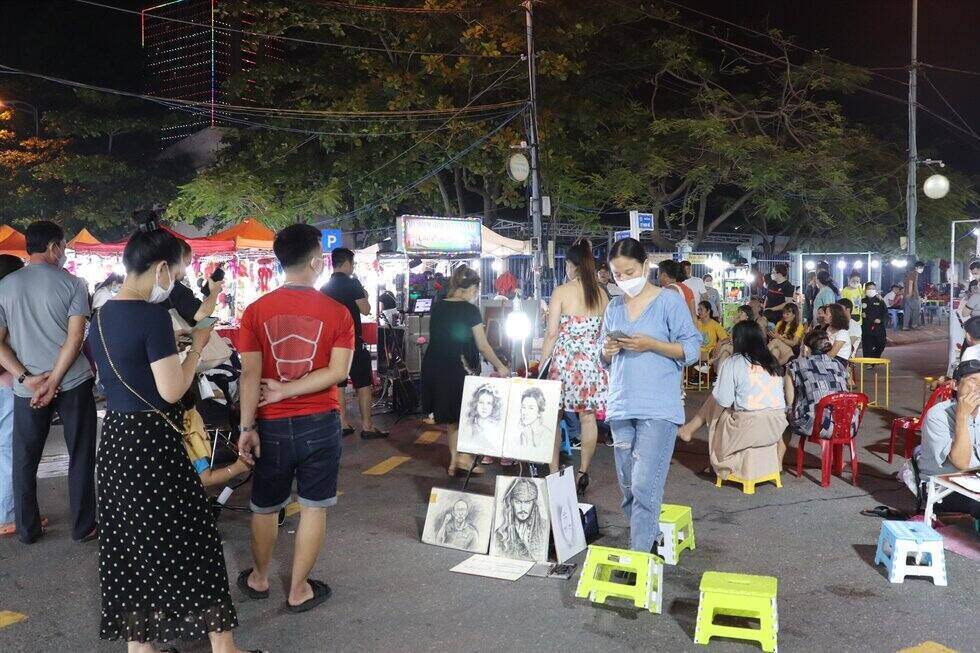 Son Tra night market serves thousands of domestic and international tourists. Photo: Nguyen Linh