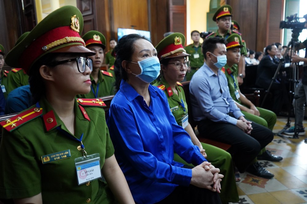 Bị cáo Trương Mỹ Lan (áo xanh đen) tại phiên tòa Vạn Thịnh Phát giai đoạn 2. Ảnh: Anh Tú