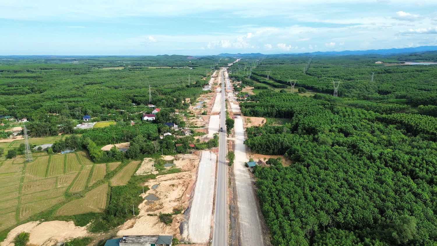 The North-South Expressway through Quang Binh, Le Thuy district, is still stuck. Photo: Cong Sang