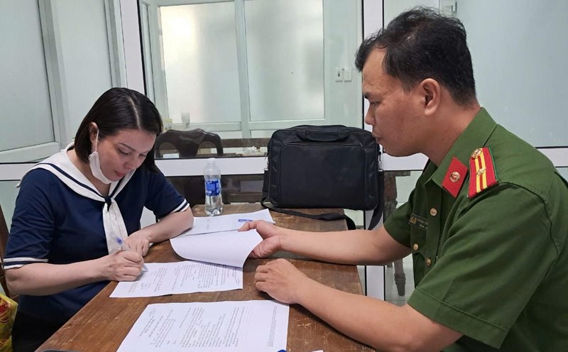 The Investigation Police Agency of Da Nang City Police delivered decisions to Le Thi Thu. Photo: Bao Ngoc