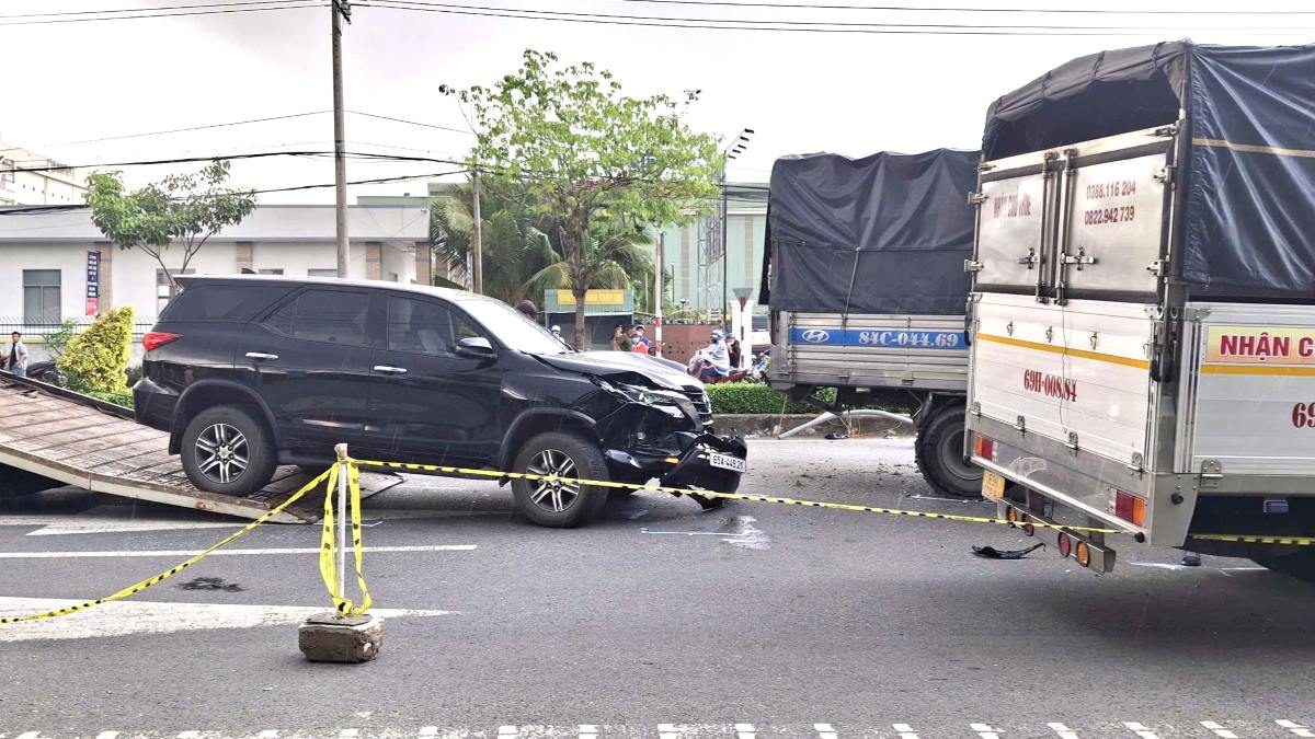 Theo thong tin ban dau, doi tuong lai xe voi toc do rat nhanh, lien tiep tong 2 xe may va mot oto lam 2 nguoi bi thuong nang. Sau do, doi tuong chay ve quan O Mon gay ra 2 vu tai nan khac khien 1 nguoi tu vong, 3 nguoi bi thuong, cac phuong tien deu bi hu hong nang.