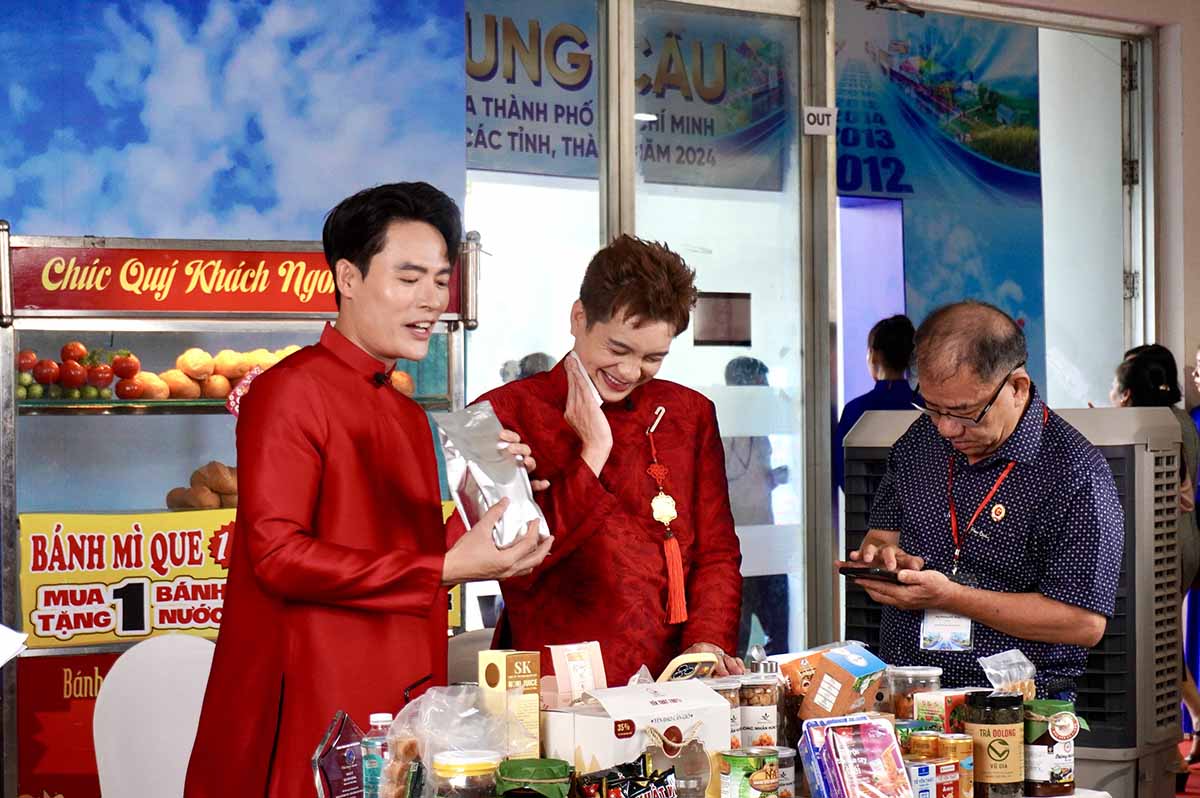 Livestream brings specialties and OCOP products to consumers