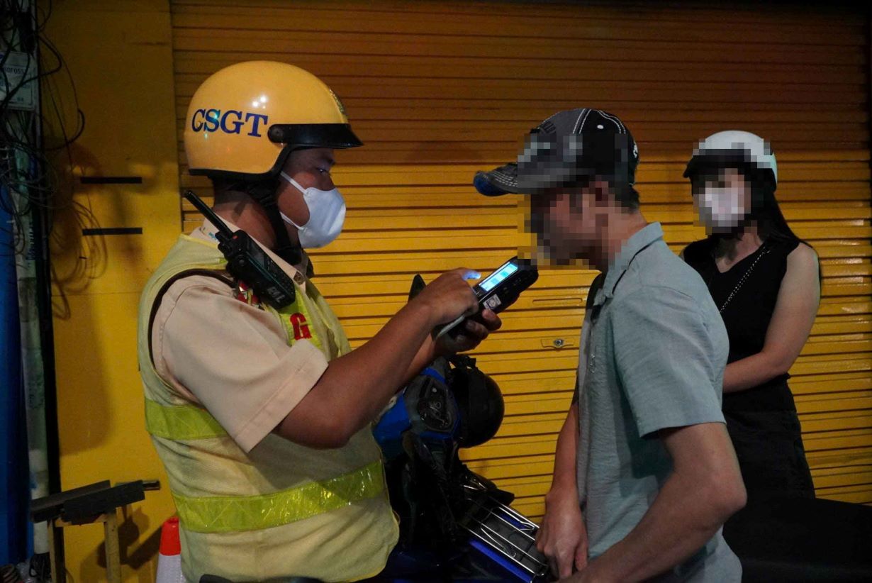 Ho Chi Minh City Traffic Police check alcohol concentration. Photo: Chan Phuc
