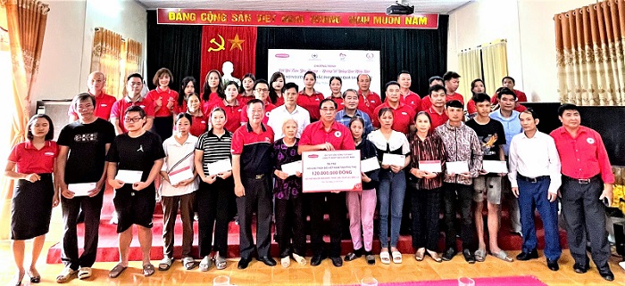 Through the For a Better Life Fund, Dai-ichi Life Vietnam has presented 700 gifts to 700 affected families in Lao Cai, Tuyen Quang, Hai Phong City, and Quang Ninh.