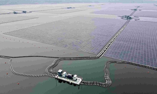 Nhà máy điện mặt trời nổi được xây dựng trên mặt nước ở Indonesia vào năm 2023 nhằm đảm bảo năng lượng xanh. Ảnh: AFP