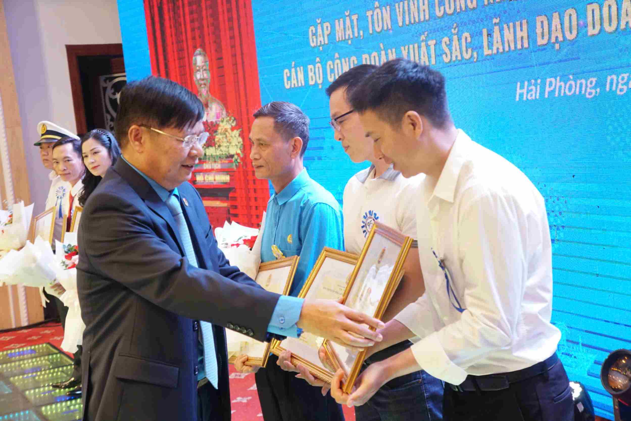 Ông Phan Văn Anh – Phó Chủ tịch Tổng Liên đoàn Lao động Việt Nam trao tặng bằng khen cho các cá nhân xuất sắc. Ảnh: Công Hòa