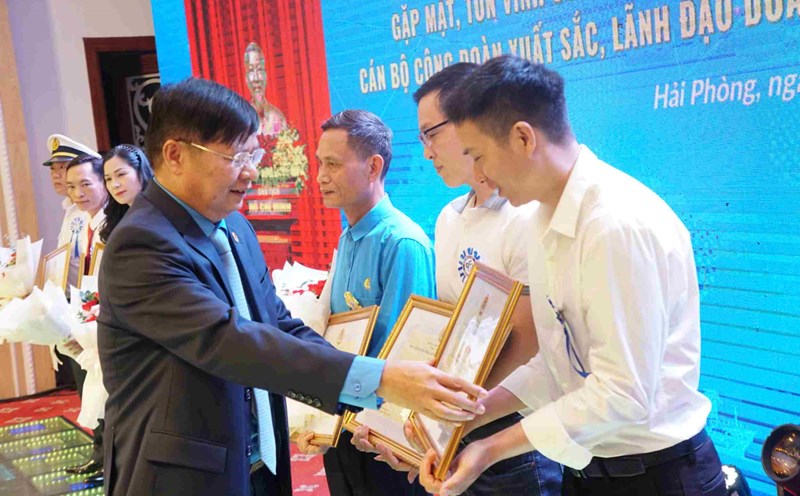 Mr. Phan Van Anh - Vice President of Vietnam General Confederation of Labor awarded certificates of merit to outstanding individuals. Photo: Cong Hoa