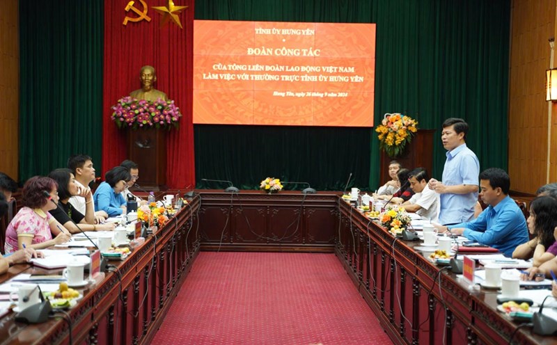 Working session of the Vietnam General Confederation of Labor with the Standing Committee of Hung Yen Provincial Party Committee on developing union members and establishing grassroots trade unions in 2024. Photo: Den Phu