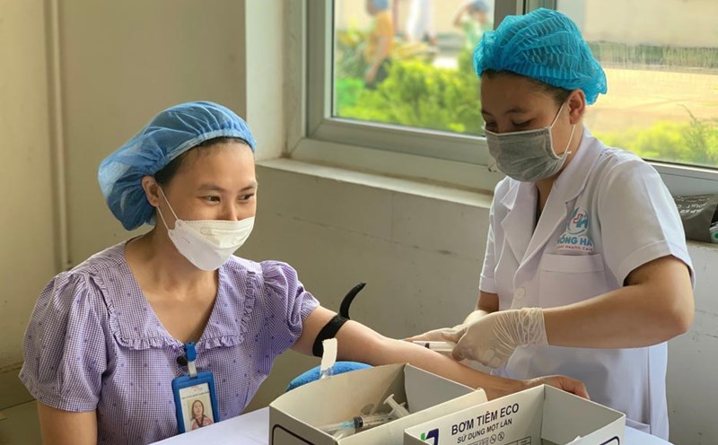 Female workers at Dream Plastic Company Limited (Truc Ninh district, Nam Dinh province) participate in the “your health” model. Photo: Luong Ha