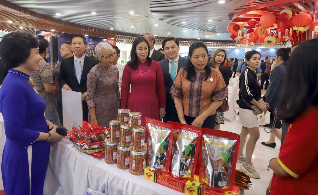 Các đại biểu tham quan các không gian hàng trưng bày sản phẩm tiêu biểu Việt Nam - Thái Lan tại TP Đà Nẵng. Ảnh: An Thượng
