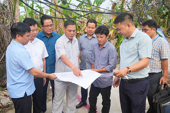 Chairman of Hai Phong City People's Committee Nguyen Van Tung inspects the site clearance of projects in the Cat Bi International Airport master plan. Photo: Dam Thanh