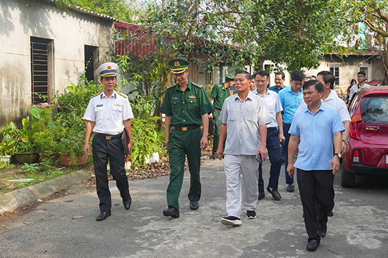 Chu tich UBND TP Hai Phong Nguyen Van Tung kiem tra viec GPMB cac du an trong quy hoach tong the Cang Hang khong quoc te Cat Bi. Anh: Dam Thanh