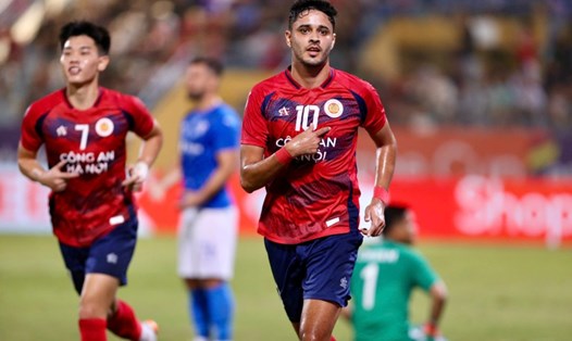 Leo Artur tỏa sáng với cú hat-trick trong chiến thắng của Công an Hà Nội. Ảnh: Minh Dân