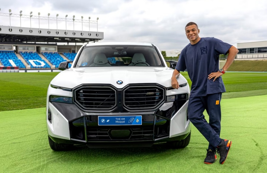 Kylian Mbappe chon chiec BMW XM (653 HP, tri gia 179.900 Euro) mau trang khac biet voi dong doi.