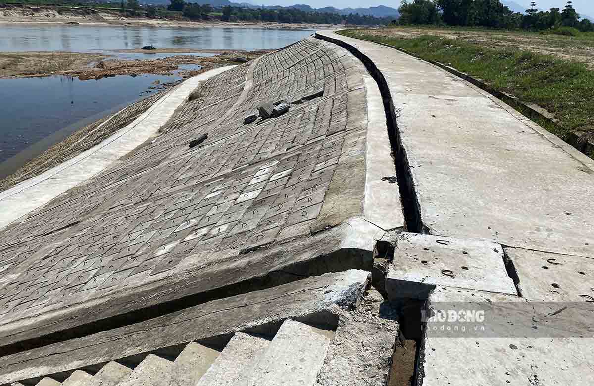 The billion-dollar embankment to prevent landslides on the Lo River section through An Khang Commune, Tuyen Quang City, cracked and collapsed after floods. Photo: Nguyen Tung