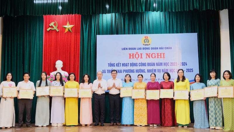 LĐLĐ TP Đà Nẵng tặng bằng khen cho các cá nhân, tập thể có thành tích xuất sắc trong phong trào thi đua. Ảnh: Nguyễn Linh